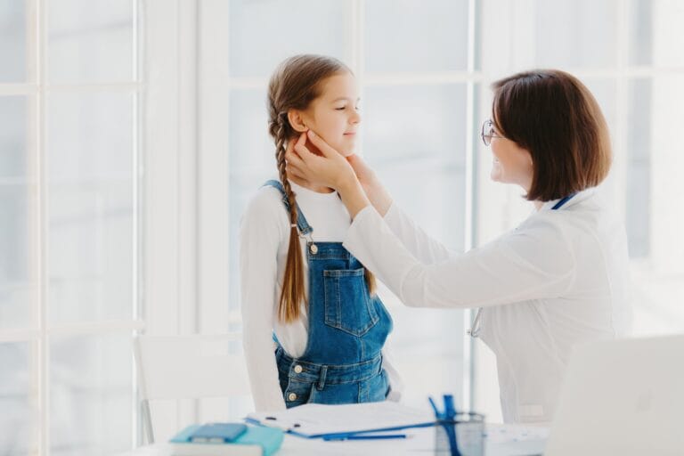 Laryngolog dziecięcy – czym się zajmuje i jakie choroby leczy?
